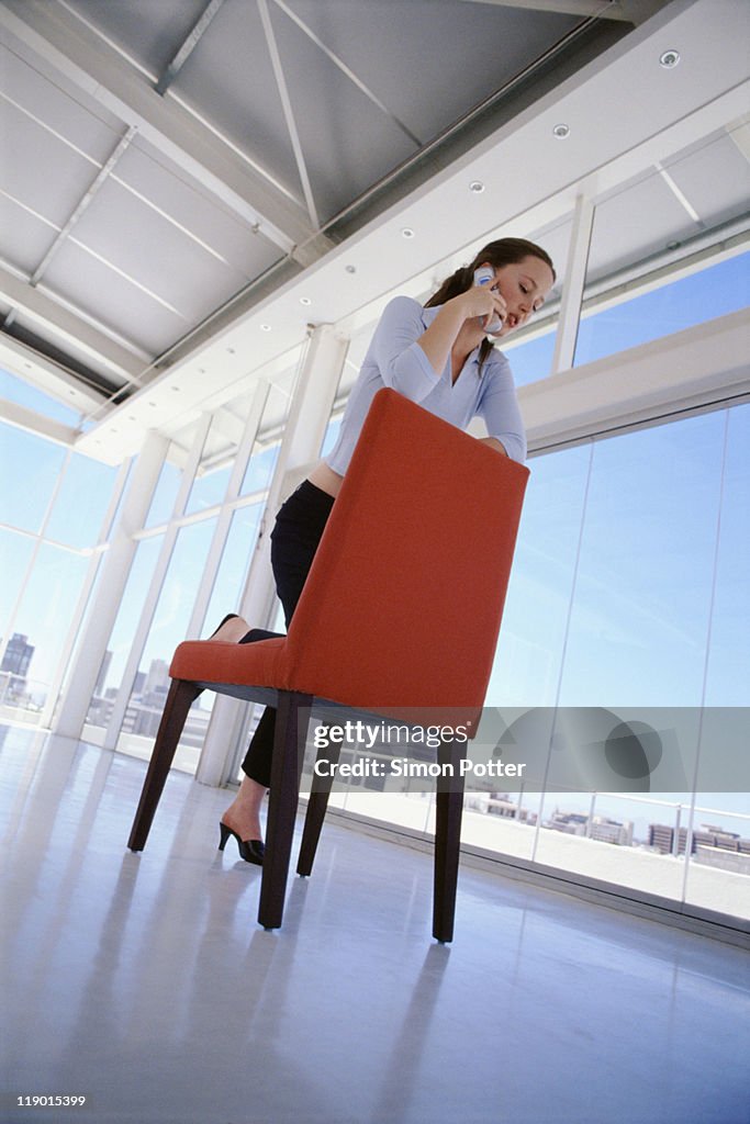 Mujer de negocios hablando por teléfono celular