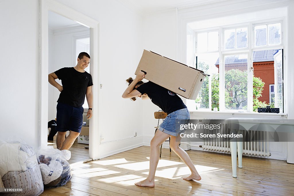 Homem assistindo a namorada bagagem pesada caixa