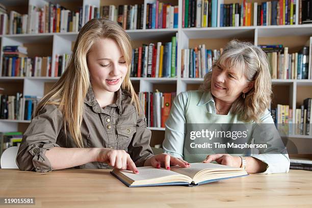 frau und enkelin buch zusammen - reading england stock-fotos und bilder