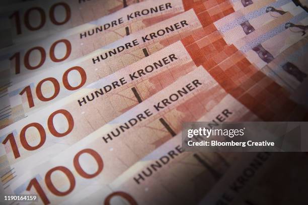 100 krone banknotes - norway money stockfoto's en -beelden