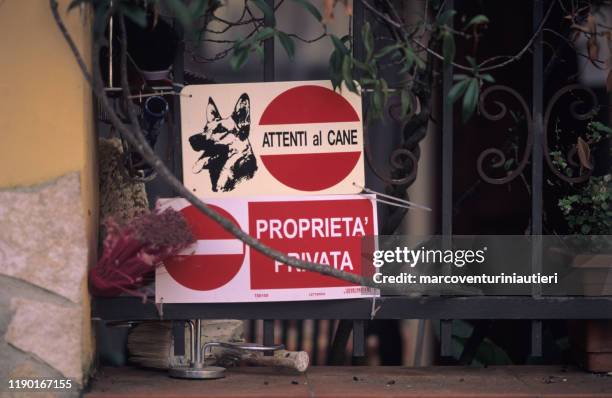 beware of dog sign in italian - beware of dog stock pictures, royalty-free photos & images