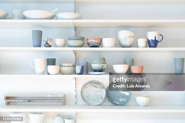 various earthenware on rack in pottery studio - art product photos et images de collection