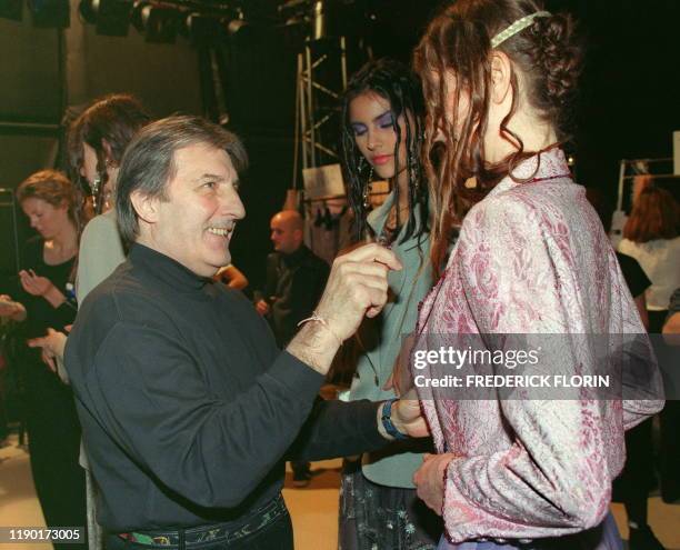 Le couturier Emanuel Ungaro ajuste la robe d'un mannequin avant la présentation de sa collection de haute-couture Printemps/Eté 1999, le 18 janvier...