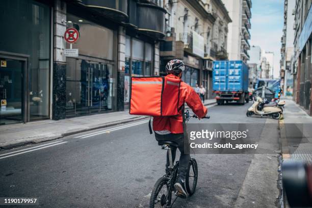 levering jongen op de fiets in de stad - food delivery stockfoto's en -beelden