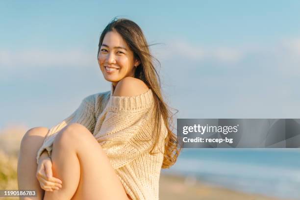 verticale de jeune femme dans le chandail et le bikini tricotés - lifestyle japan fashion lolita photos et images de collection
