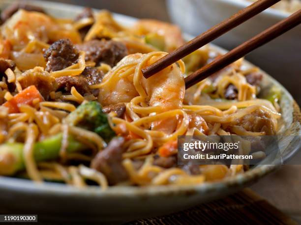 shrimp and beef chow mein - comida chinesa imagens e fotografias de stock
