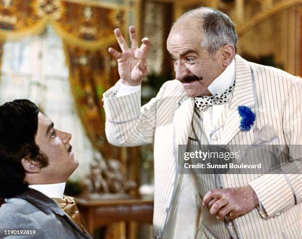 Les acteurs français Bernard Alane et Louis de Funes sur le tournage du film "Hibernatus".