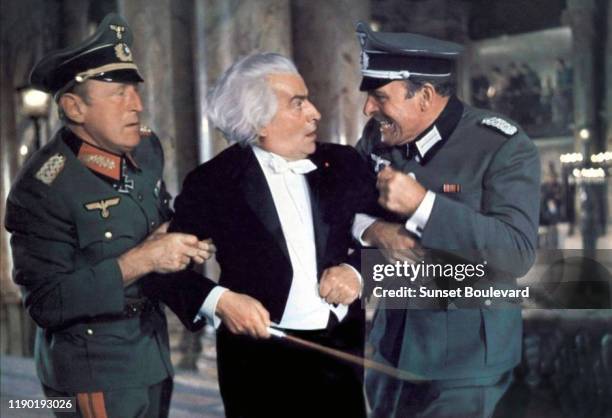 Les acteurs français Bourvil et Louis de Funes et l'acteur britannique Terry-Thomas sur le tournage du film "La grande vadrouille".