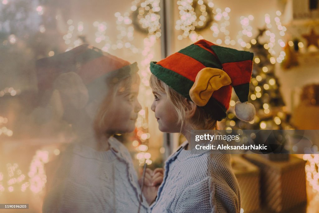 Está nevando lá fora.