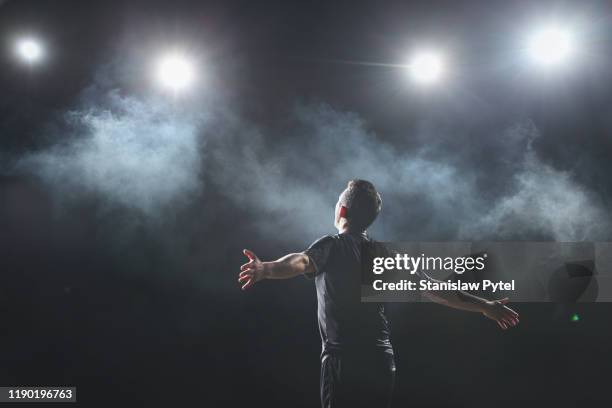 soccer player shouting at stadium at night - lumière de stade ou de chantier photos et images de collection