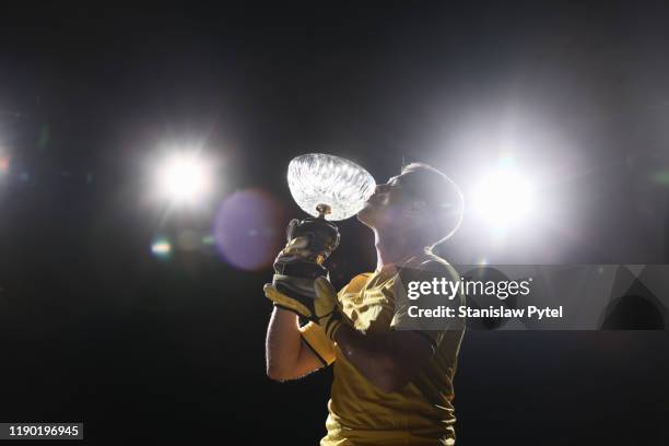 goalkeeper kissing crystal trophy, dark background - the end imagens e fotografias de stock