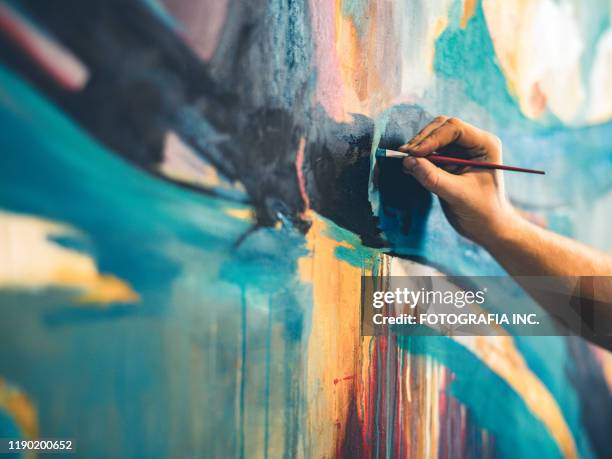 les mains du peintre - créativité photos et images de collection