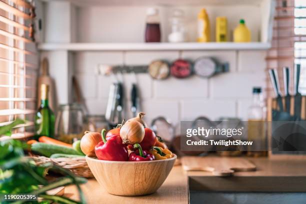 küche im echten zuhause - kitchen background stock-fotos und bilder