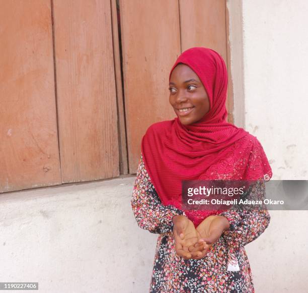 young girl in front of her apartment smiling. - beautiful nigerian women stock pictures, royalty-free photos & images