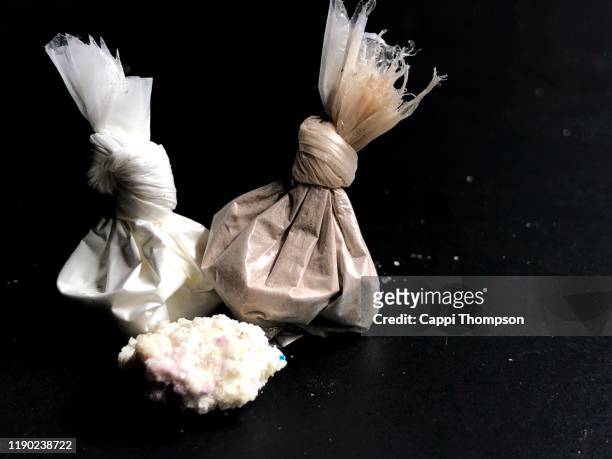 cocaine, heroin, and crack with paraphernalia over a black background - kilogram 個照片及圖片檔