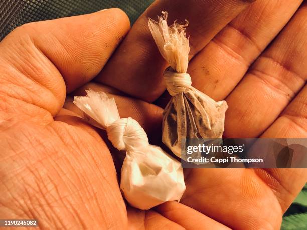 grams of cocaine or heroin bagged and ready to sell - drug dealer stock-fotos und bilder