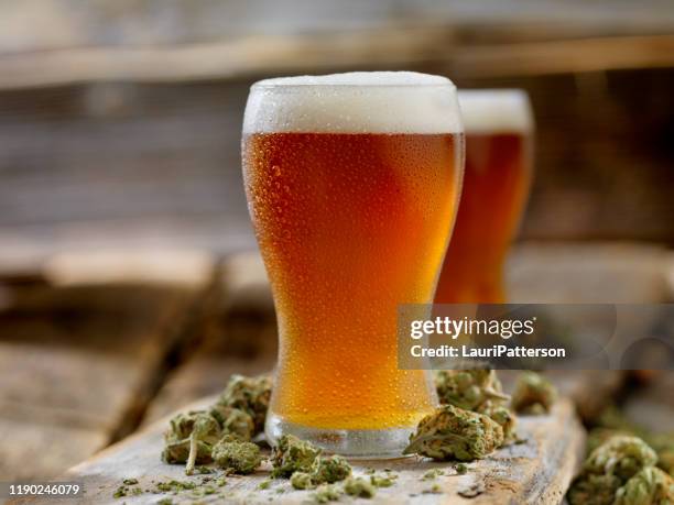 cannabis infused amber ale - cerveza artesanal fotografías e imágenes de stock