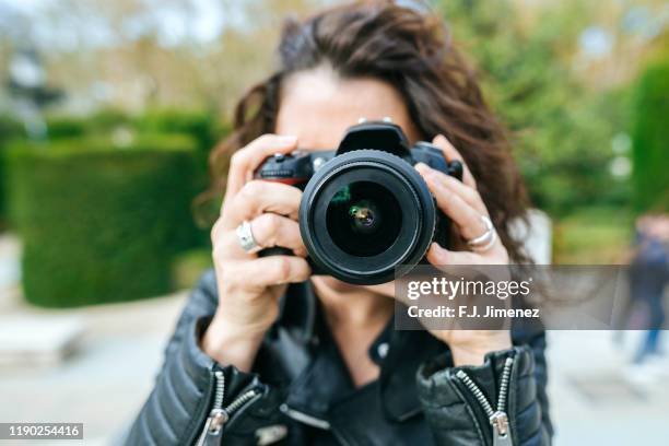 close-up of woman's hands using photo camera - macchina fotografica digitale foto e immagini stock
