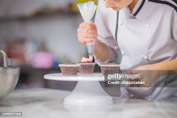 pastry chef decorating - confectioner stock pictures, royalty-free photos & images