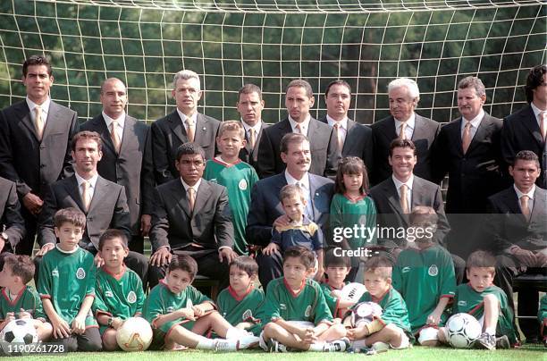 Mexican President Vicente Fox , poses with members, coaches and children of the national soccer team, 07 May 2002. AFP PHOTO/MICPHOTOPRESS/F.CASTILLO...