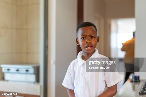 portrait of a confused african school boy - confuso imagens e fotografias de stock