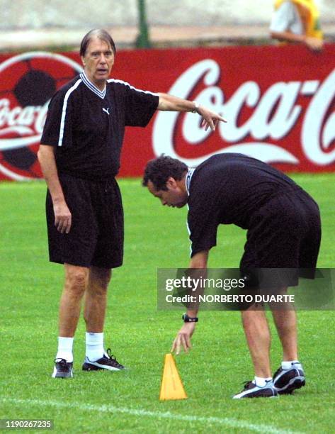 Coach of the paraguyan soccer team, italian Cesare Maldini , instructs his assistant Alberto Tabarelli, during practice, 11 February 2002, in...