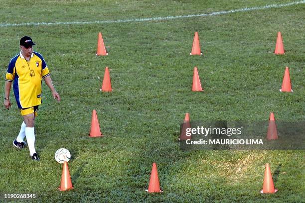 Soccer coach Richard Paez is seen with the ball during practice in Maranhao, Brazil 12 November 2001. Richard Paez, director tecnico del seleccionado...