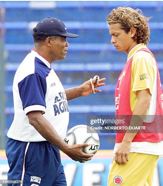 Soccer coach Francisco Maturana instruct William Zapata in Asuncion, Paraguy 13 November 2001. Francisco Maturana , director tecnico de la seleccion...
