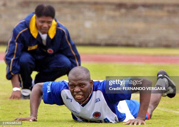 Faustino Asprilla is seen training with coach Francisco Maturana in Medellin, Colombia 30 October 2001. Faustino Asprilla , jugador del seleccionado...