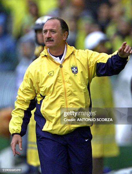 Louis Phillip Scolari, coach of the brazilian soccer team, instructs his team during a game against Chile during the World Cup FIFA Korea-Japan 2002,...