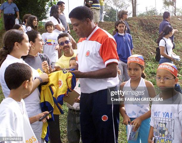 Head coach of the Colombian soccer team, Francisco Maturana, signs autographs 22 July 2001 at a training session at the Campestre club in Armenia,...