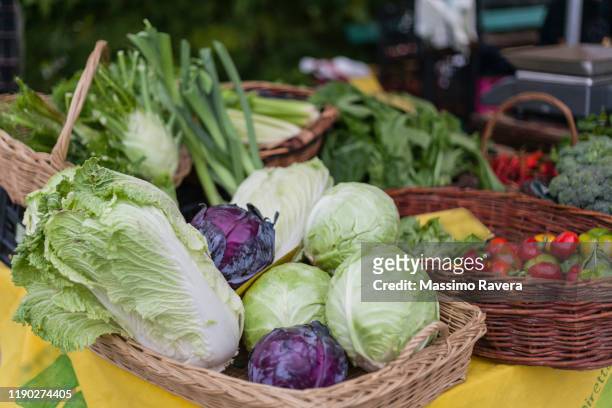 farmers market - organic veggies - col fotografías e imágenes de stock