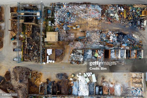 metal recycling yard from above - debris imagens e fotografias de stock