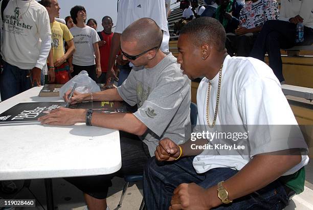 Jeremy Wariner, the 2004 Olympic gold medallist in the 400 meters, signs an autograph for Long Beach Poly High senior Bryshon Nellum n Long Beach,...