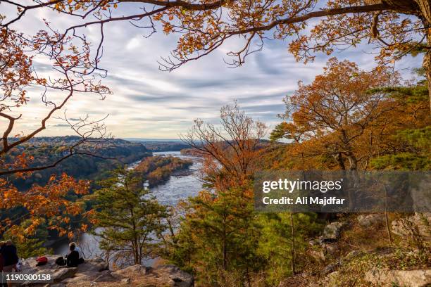 shenandoah river and lovers on maryland heights - west virginia v maryland stockfoto's en -beelden