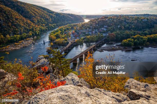 harpers ferry view from maryland heights - appalachia trail photos et images de collection