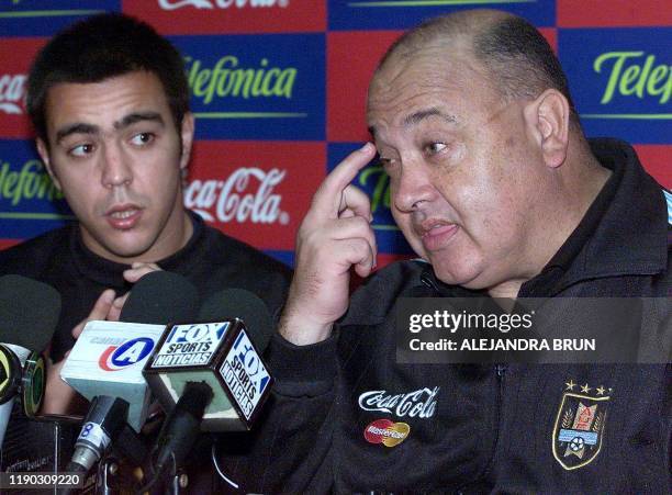 Uruguayan soccer coach Victor Pua answers reporter's questions in Lima, Peru 03 September 2001. El tecnico de la seleccion uruguaya de futbol, Victor...