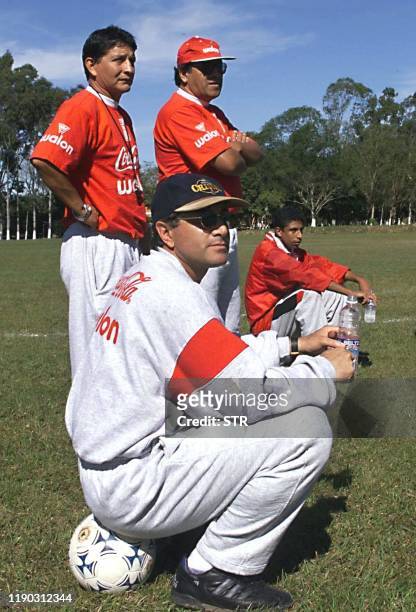 Coach of the Peruvian team, Juan Carlos Oblitas , observes a practice match of his team in Asuncion, 8 July 1999. El director técnico del equipo...