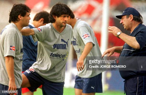 Paraguayan coach Sergio Markarian instructs his players, Jose Cordoza , Celso Ayala during practice in Asuncion 01 September 2001. Sergio Markarian ,...