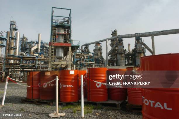 Photo prise le 23 février 2007 de bidons au sigle du petrolier Total dans la raffinerie Total de Donges, où des opérations d'entretien ont été...