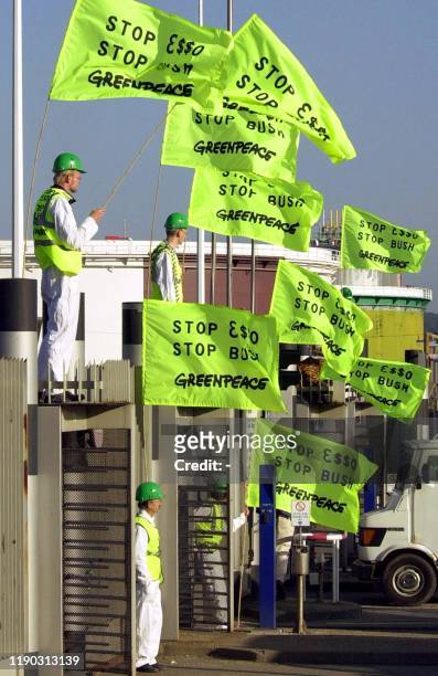 Une soixantaine de militants de l'association écologiste Greenpeace bloquent les accès de la raffinerie du groupe pétrolier américain Exxon-Mobil, le...