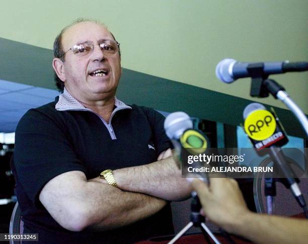 Sergio Markarian speaks with the soccer team, 28 March 2000. Sergio Markarian entrenador de la selecicon paraguaya de futbol, habla con la prensa el...