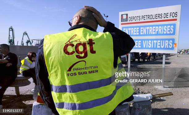 Un salarié d'une entreprise de pétrochimie de l'étang de Berre attend, le 07 octobre 2010 devant l'accès du dépôt pétrolier de Fos-sur-Mer. Une...