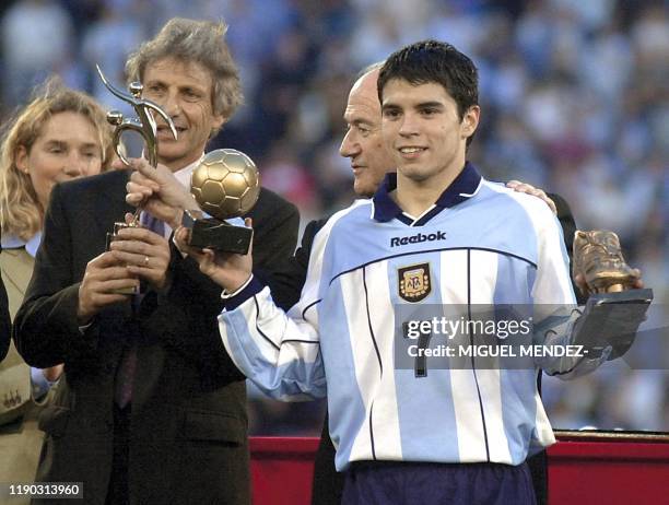 Argentinian soccer player Javier Saviola and coach Jose Pekerman celebrate their victory over Ghana in the final of the World Cup Sub-20...