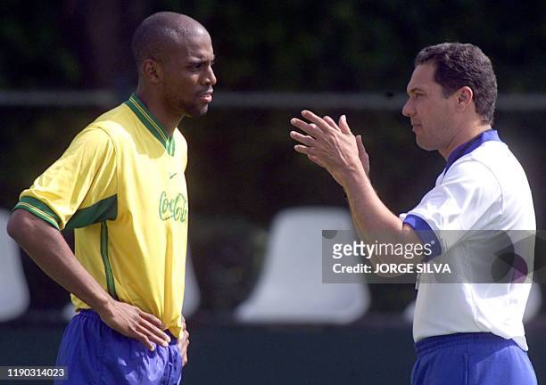 Brazilian coach Wanderley Luxemburgo give direction to Christian during training 17 July, 1999. El coach del equipo brasileiro Wanderley Luxemburgo...