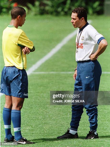 Brazilian coach Wanderley Luxemburgo talks with player Ronaldinho during the first practice of the Brazlian team 21 July 1999. El coach brasileno...