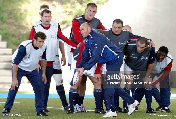 Entraîneur de l'équipe de France de rugby Bernard Laporte engage le ballon lors d'une séance d'entraînement de l'équipe de France au centre national...