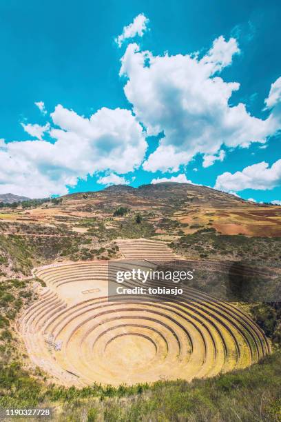 antiguas terrazas circulares incas en moray, perú - valle fotografías e imágenes de stock