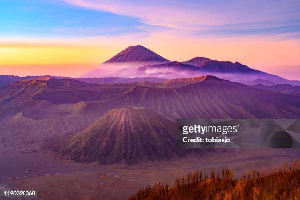 印尼布羅莫火山山的日出 - surabaya 個照片及圖片檔
