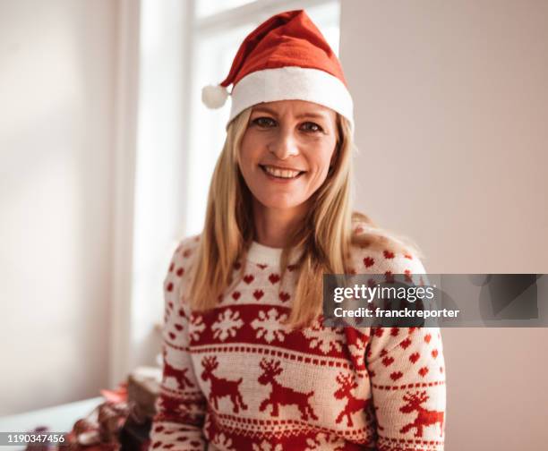 vrouw met kerst kleding - christmas jumpers stockfoto's en -beelden